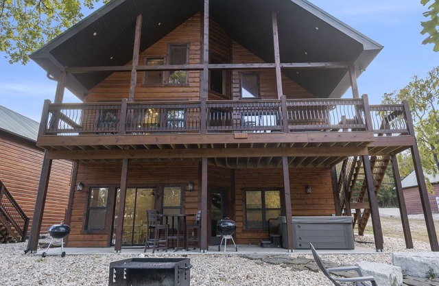 Rustic & Lavish 7 BR Cabin Steps from Water's Edge - Indian Point (C05)