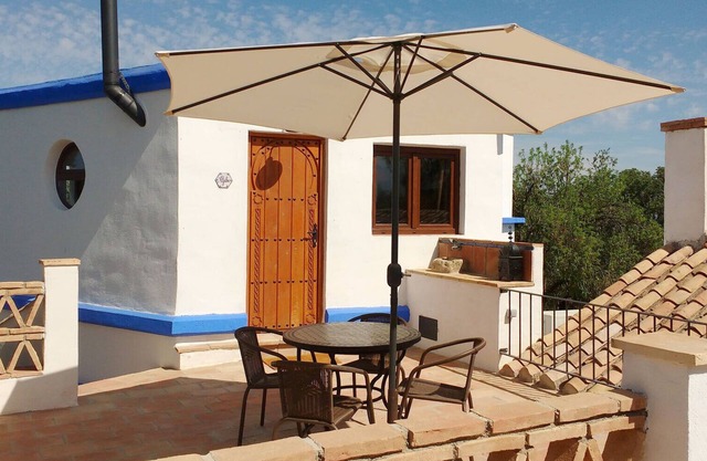 Rustic loft 10 km. of Granada, with pool, barbecue and surrounded by greenery