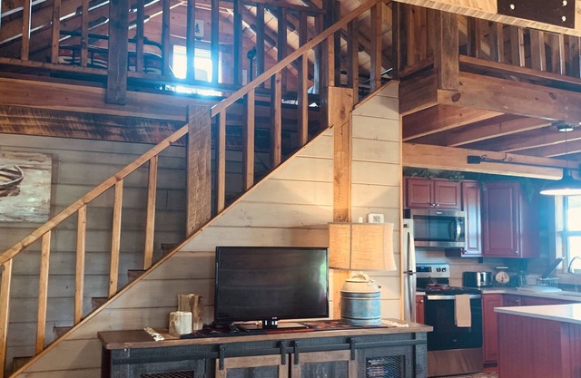 Rustic Log Cabin on Mark Twain Lake