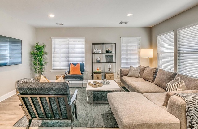 *Rustic Modern 4 Bed/3 Full Bath/2 Living Rms w Wifi & 5 Smart TVs*