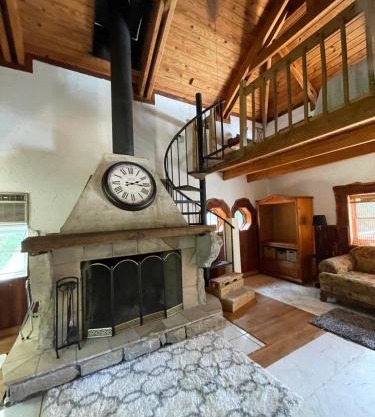 Rustic Mountaintop Cabin on small farm with WiFi