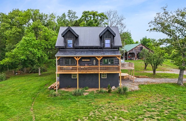 Rustic & private log cabin in East Tennessee (dogs allowed!)