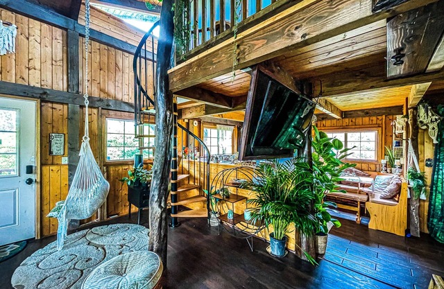 Rustic Relaxation Retreat Fairytale Haven near Volcano! Eco-Friendly on 2 Acres!