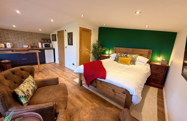 Rustic Roost: Countryside, Warm Cabin w/Countryside Views & King Bed