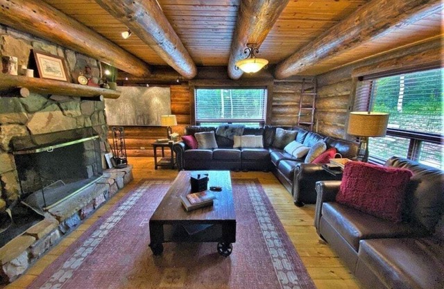 Rustic & Spacious Log Cabin w/Private Hot Tub, Amazing Views, 4 Miles to Ski