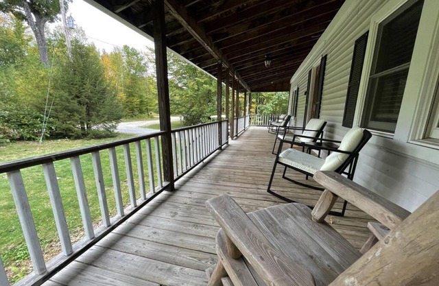Rustic Updated Cozy Lake House! Close to skiing!