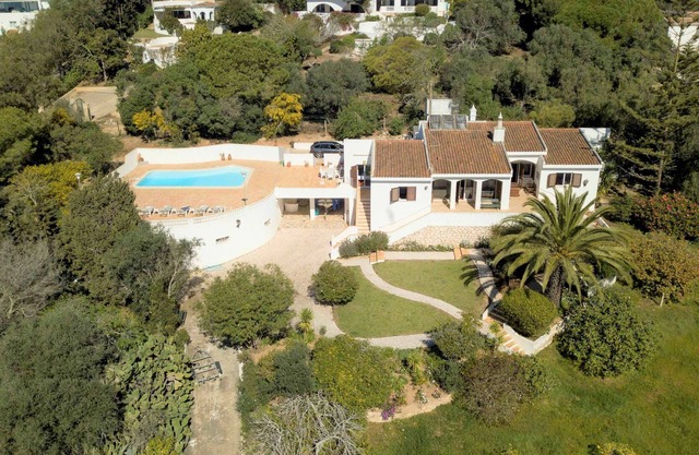 Rustic villa with pool, well located and with sea view.