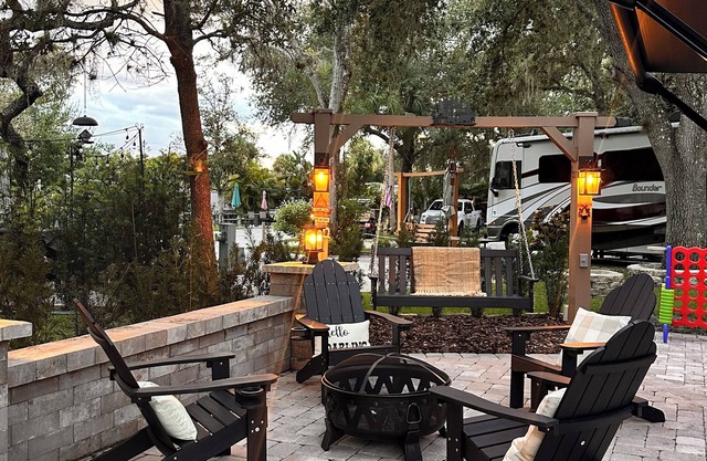 RV in River Ranch, fully equipped, WiFi,nFire pit, outdoor games