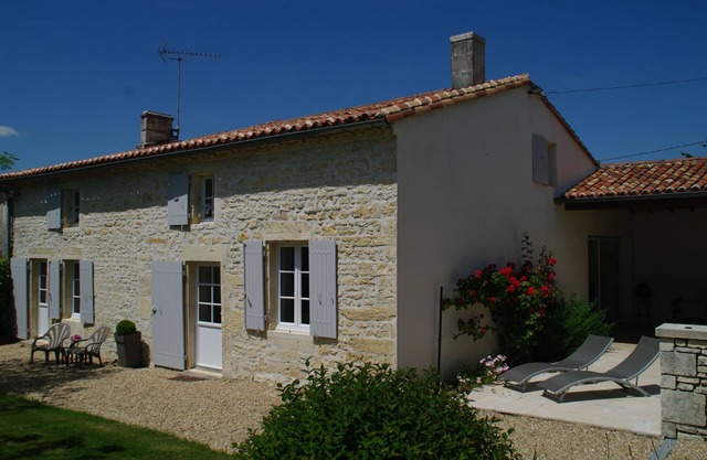 Spacious Charentais Farmhouse Among Fields Of Sunflowers And Vineyards