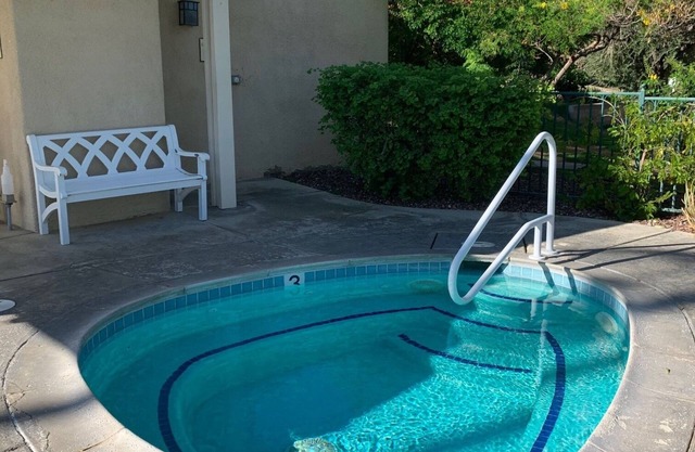 S. Palm Desert Condo seconds to Pool & El Paseo