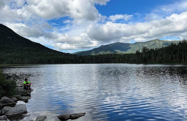 S48 Upper level end unit condo 10 minute walk to Mt Washington Hotel,