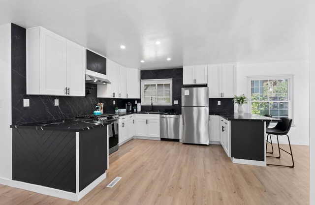 Safari Vines Retreat. Fully remodeled spacious 3 bedroom 2 bath home nSleeps 8