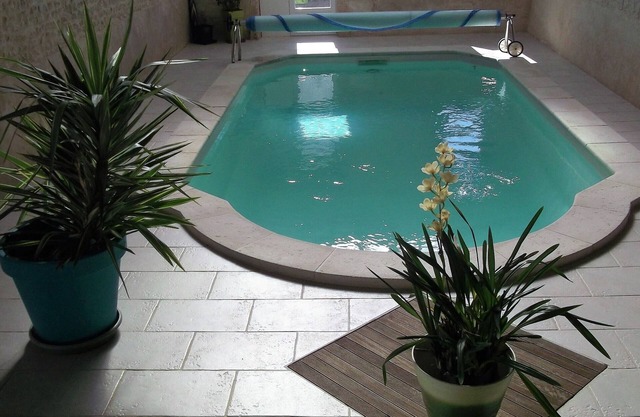 SAINTONGE ROMANE Indoor heated pool