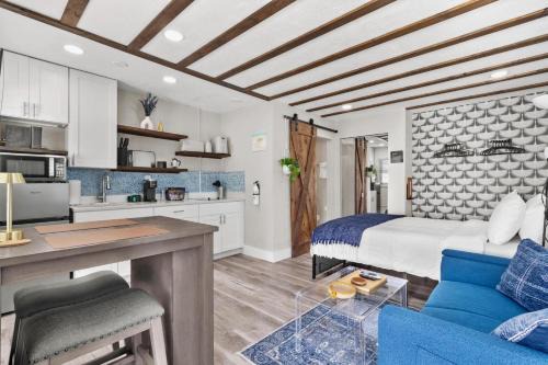 Sala Suites #1, Studio, Beach Equipment, Walk to Upham Beach, Restaurants & Nightlife! Fall Promos - Pets Stay Free!