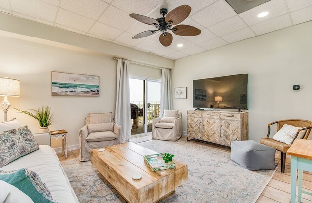 SaltAirNoCare! Gulfside-Gated-Hot tub. Steps to the white sandy beach!