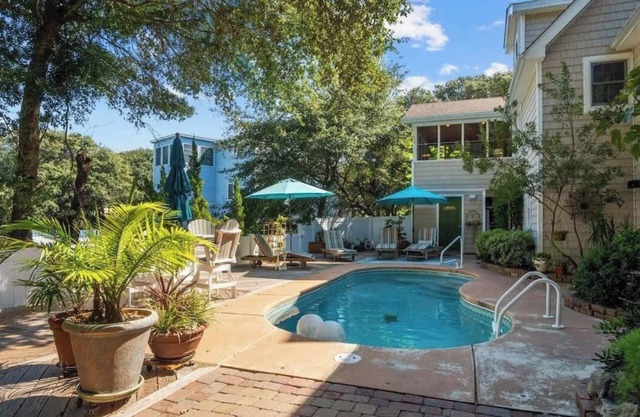 Saltwater Pool and 5Min Walk to the Beach!