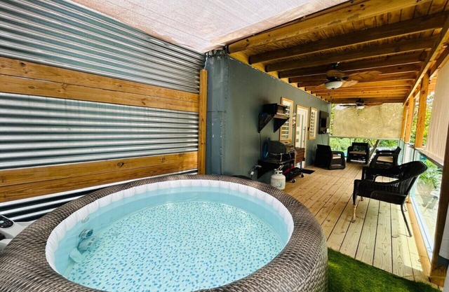 Salty Wagon Studio with private jacuzzi
