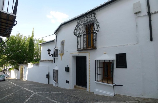 Salvatierra Guest House