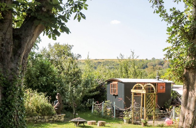 SAMPHIRE AT MIDDLE ACRE, romantic, with hot tub in Ringstead