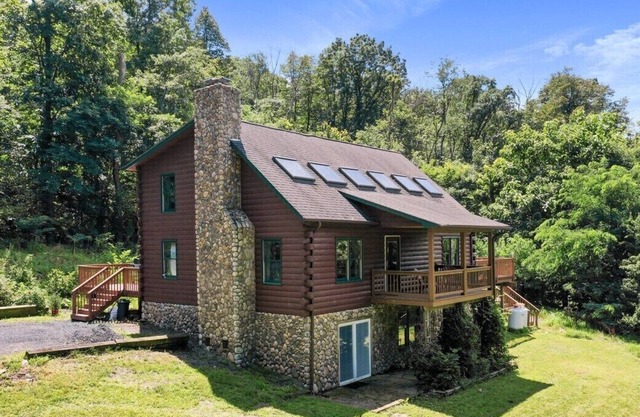 Sampson's Lodge: Rustic w/Mountain Views & Hot Tub