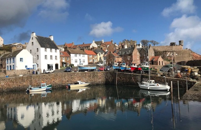 Sandcastle Cottage, Crail with large garden on Fife Coastal Path by Roome Bay
