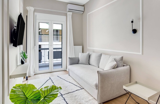 Sanders New Town - Inviting 1-bdr Apt w Balcony