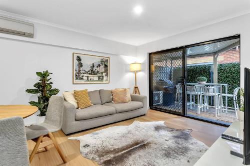 Sands & Hearth - Minutes to Beach & Moseley Square