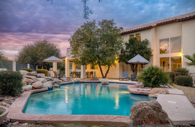 Sandstone by AvantStay Spacious Desert Oasis w Pool BBall Crt Movie Room