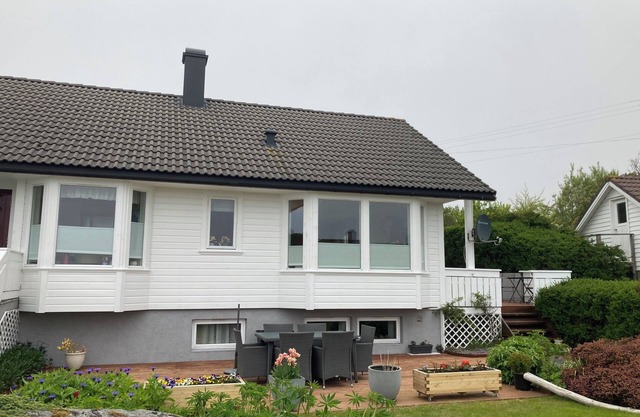 Sandve, spacious apartment, in quiet neighborhood. Sea view.