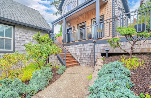 Sandy Feet Cottage & the Blacklight Game Room