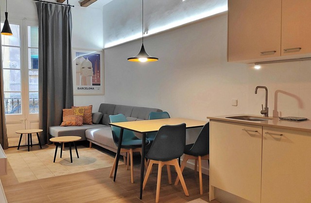 Sant Antoni 3 -Downtown Barcelona. Ideally located