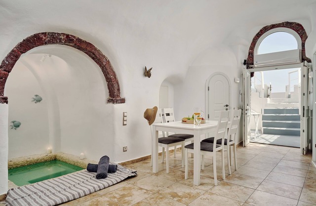 Santorini Mansion Cave House Jacuzzi Sea View 6pax