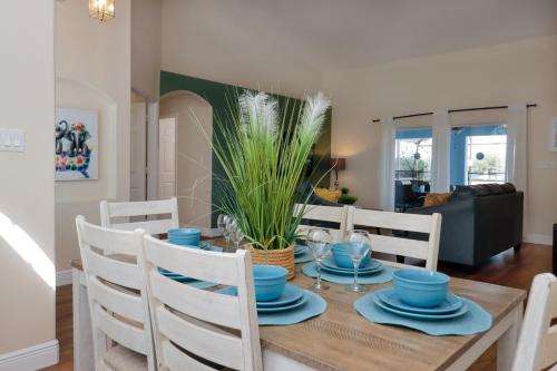 Sapphire Sky at White Rose Villa - Sunny Pool & Spa - Orange Tree Community - Nr Disney