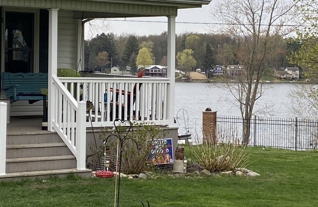 Saugany Lake Life , 25 acres to roam, large spacious home