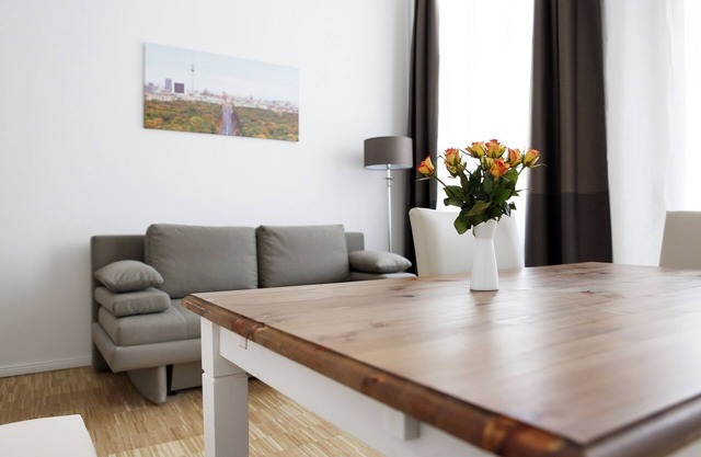 SC 5/6 boxspring beds + 6 bedrooms, 3 bathrooms, 2 kitchens, 180sqm + elevator