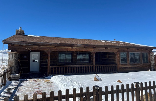 Scenic 3 bedroom cabin with hot tub