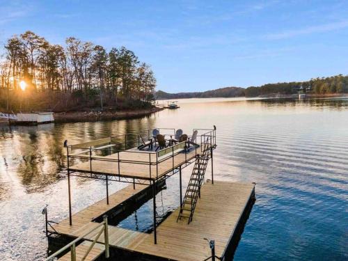 Scenic Retreat-Lanier Lakefront-Private Dock-Sunset Views!