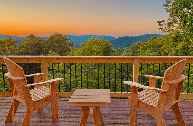 Scenic VIEWS! Pool table - Fire Pit - River Access - Arcade