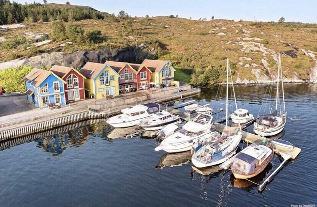 Scenic waterfront cabin, 35 min drive to Bergen and access to fjord