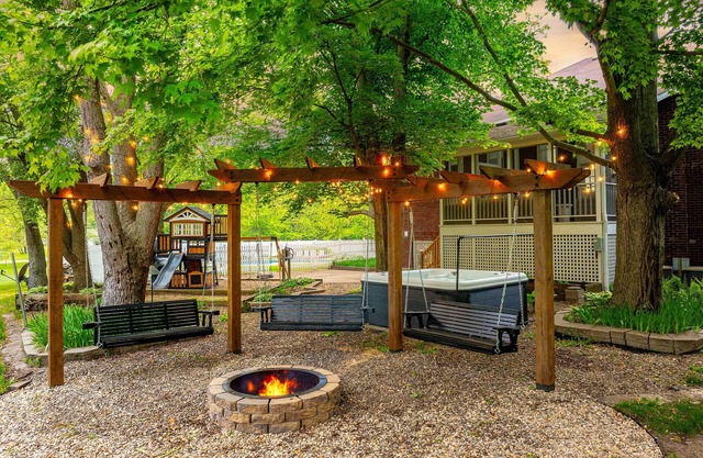 Schoolhouse now 5K Sq ft Lux BNB: Gym, Sauna, HotTub, GameRoom, Billiards, pets