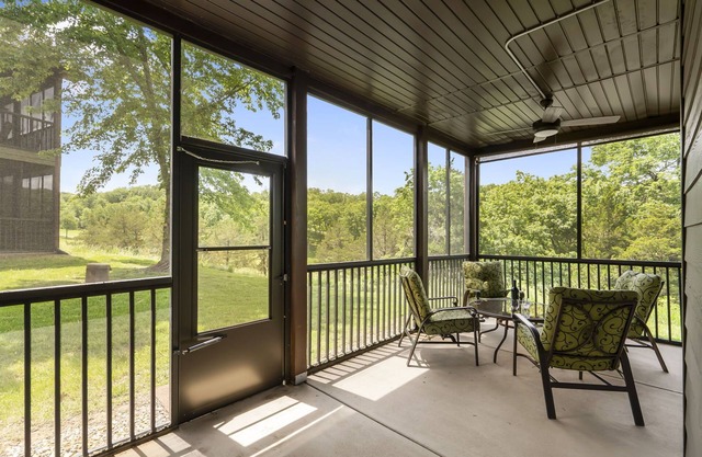 Screened-In Porch-Close to Silver Dollar City w Free Tickets-Renovated-Life Size Games-Cmty Pools!