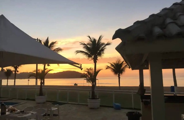 Se Apaixone em Cada Pôr do Sol: Casa Pé na Areia!