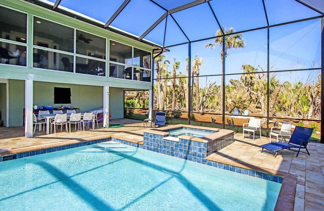 Sea Bell Home - Short walk to Bowman`s Beach. Spacious vacation rental home