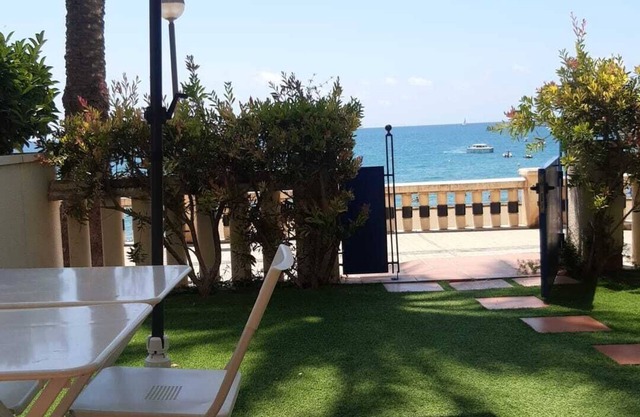 Sea-front prime location in Sitges! Free wi-fi, air condit. and swimming.pool