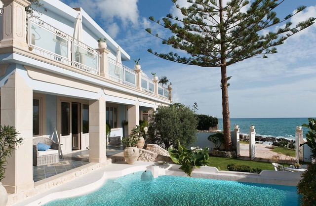 Sea-front villa with pool in Fontane Bianche, Siracusa, Sicily