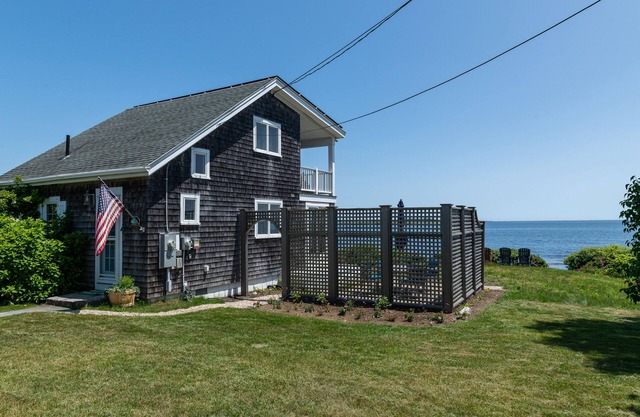 Sea Spray - Beautiful 2BR, 1BA cottage with expansive views of Casco Bay