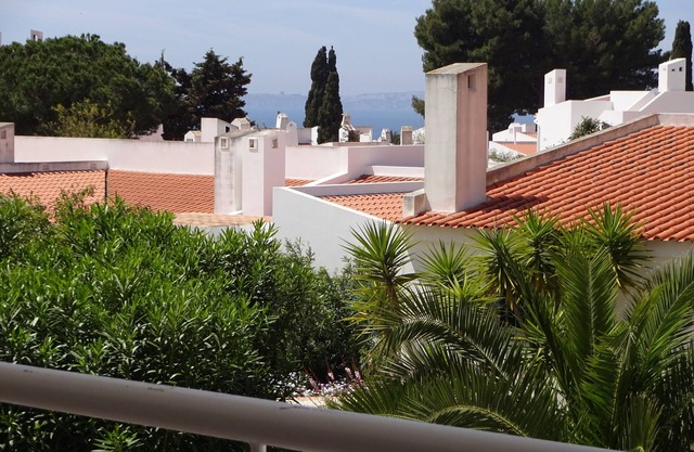 Sea view + 5 minutes’ walk to the beach