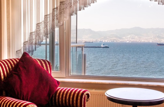 Sea View Flat w Balcony 1 min to Shore and Park