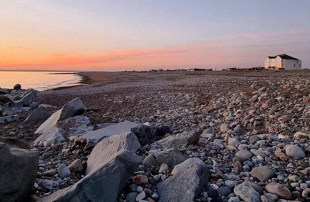 SEA VIEW, pet friendly, country holiday cottage in Dinas Dinlle