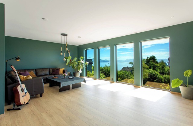 Sea View Villa with 5 bedrooms, WiFi and AC in fabulous Stord Island